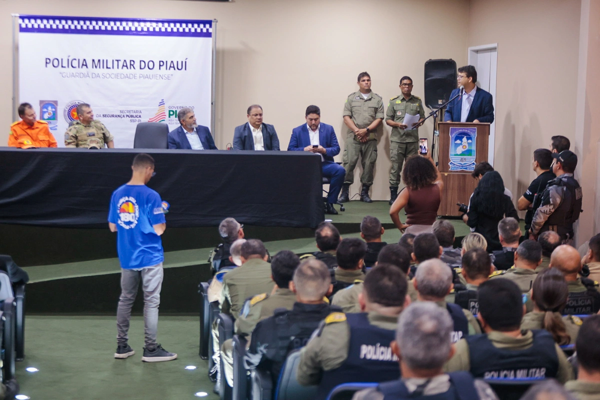 Chico Lucas na entrega de fuzis e equipamentos