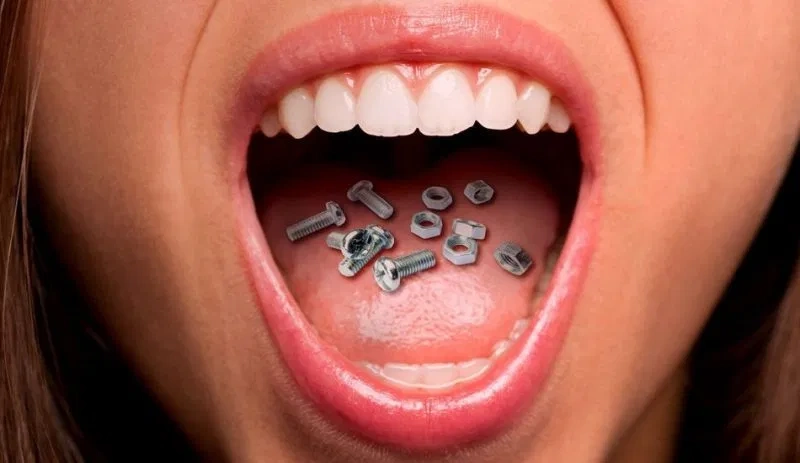 Comer objetos aleatórios como porcas e parafusos