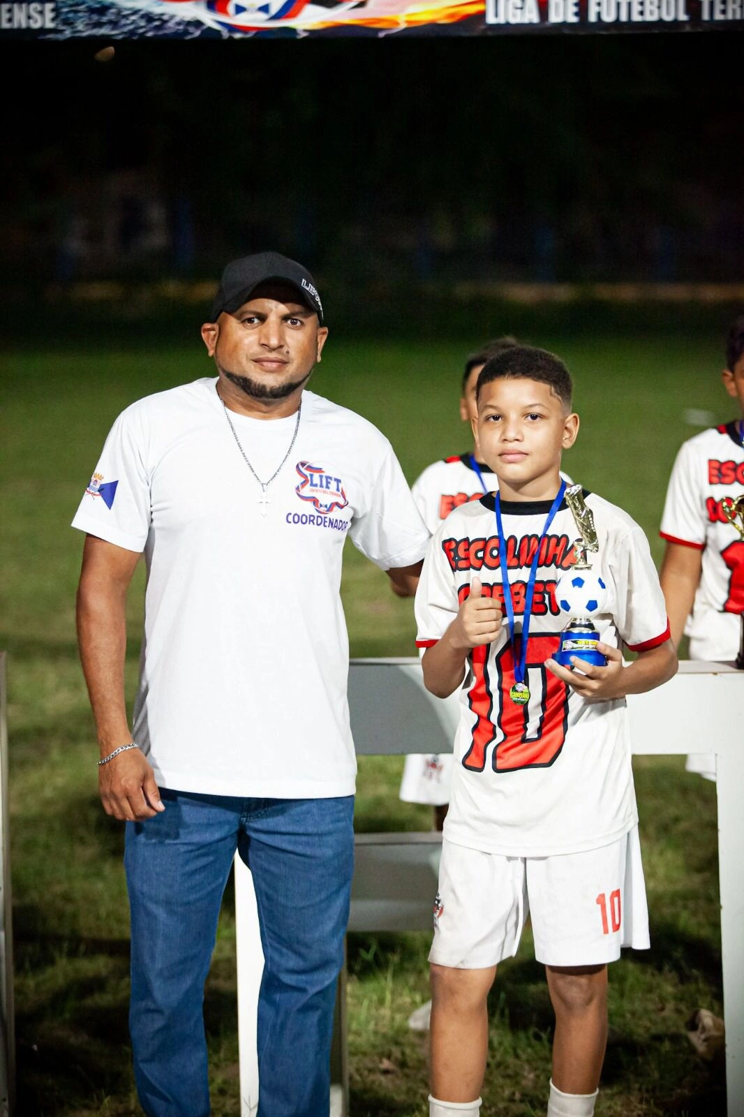 Entrega do troféu de artilheiro (Ícaro José) da LIFT Sub-11