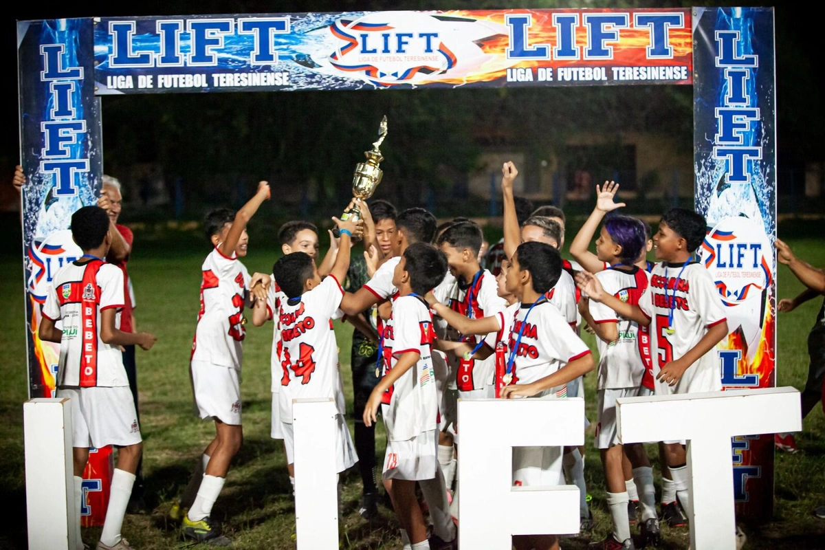 Entrega do troféu de campeão da LIFT Sub-11