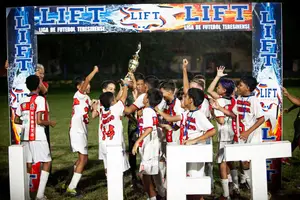Entrega do troféu de campeão da LIFT Sub-11 (Foto: Reprdução LIFT)