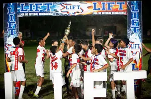Entrega do troféu de campeão da LIFT Sub-11 (Foto: Reprdução LIFT)