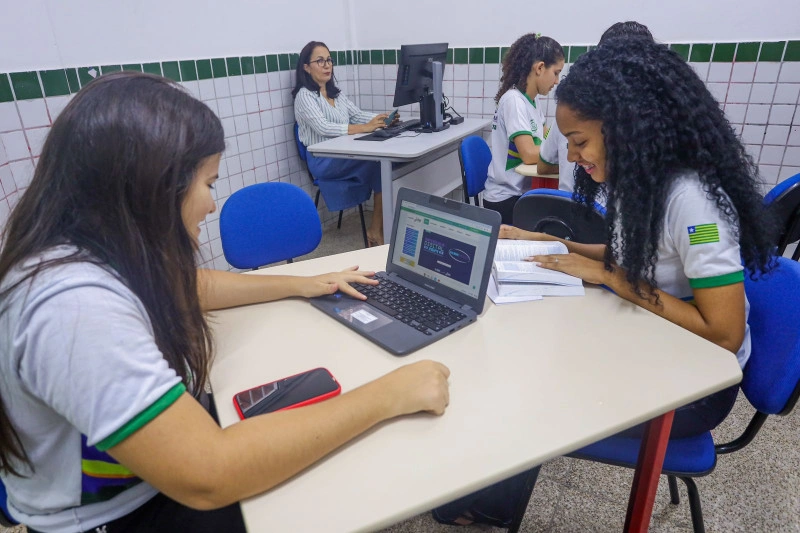 Estudantes da rede pública de ensino do Piauí em sala de estudo