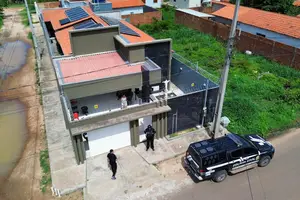 Família de mototaxista é alvo de operação por tráfico e lavagem de dinheiro em Piripiri; movimentou R$ 2 milhões (Casa interditada) (Foto: SSP-PI)