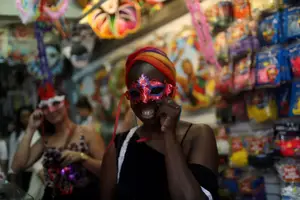 Fotografia de uma loja especializada em Carnaval - fevereiro de 2018 (Foto: Reprodução | Olivares/Reuters)