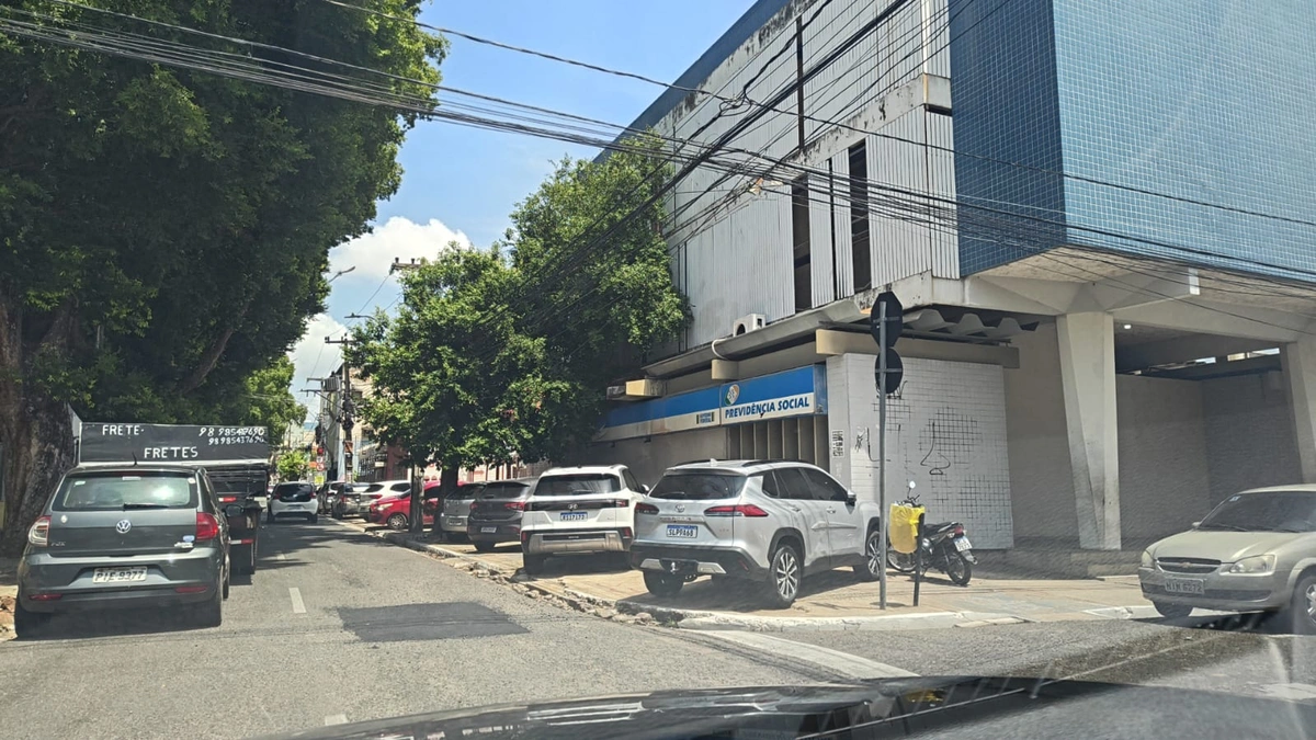 Infrações de trânsito no entorno da Praça Pedro II aos domingos