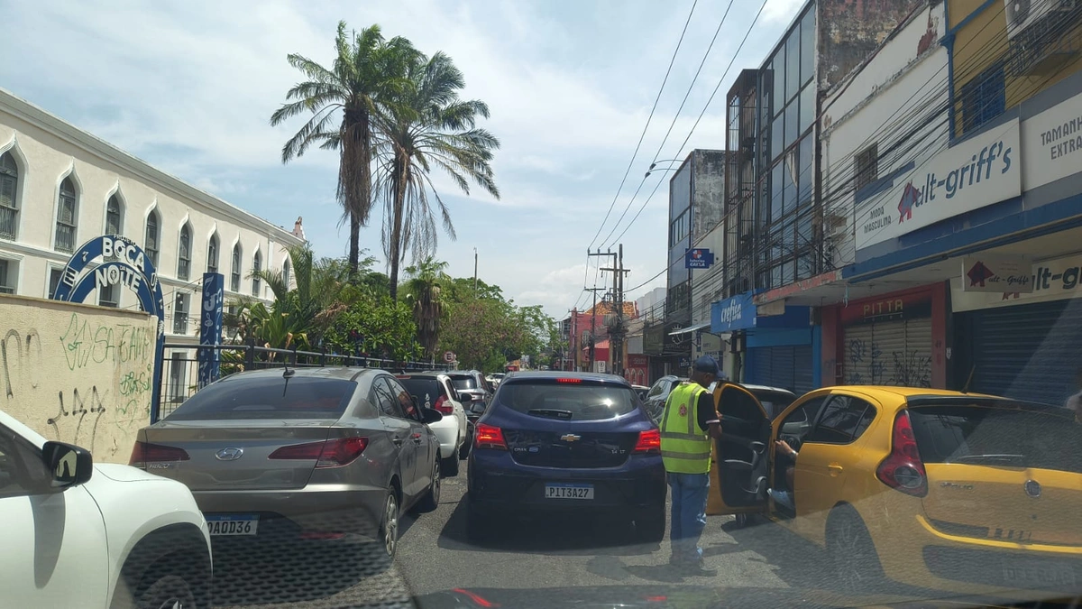Infrações de trânsito no entorno da Praça Pedro II aos domingos