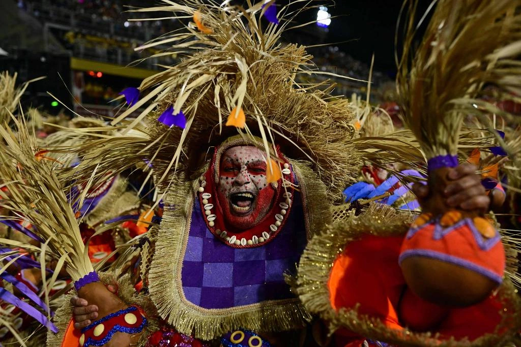 Integrante da Portela no desfile na Marques de Sapucaí, no Rio