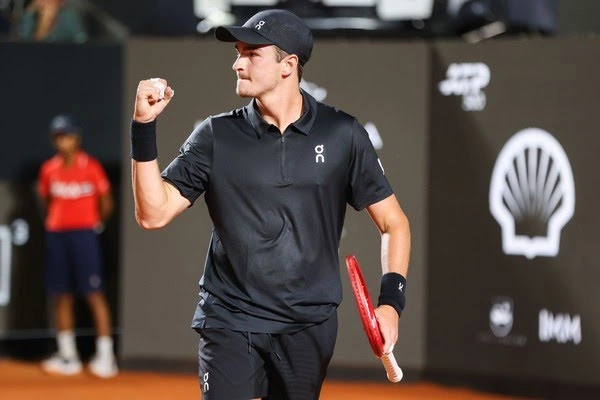 João Fonseca comemora ponto contra Thiago Monteiro, no Rio Open