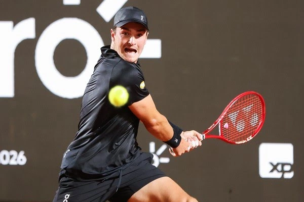 João Fonseca em ação contra Thiago Monteiro, no Rio Open