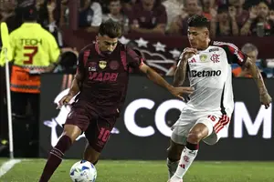 Lanús x Flamengo: Marcelino Moreno e Carrascal disputam a posse no jogo de ida Recopa Sul-Americana (Foto: X ClubLanus)