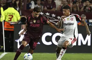 Lanús x Flamengo: Marcelino Moreno e Carrascal disputam a posse no jogo de ida Recopa Sul-Americana (Foto: X ClubLanus)