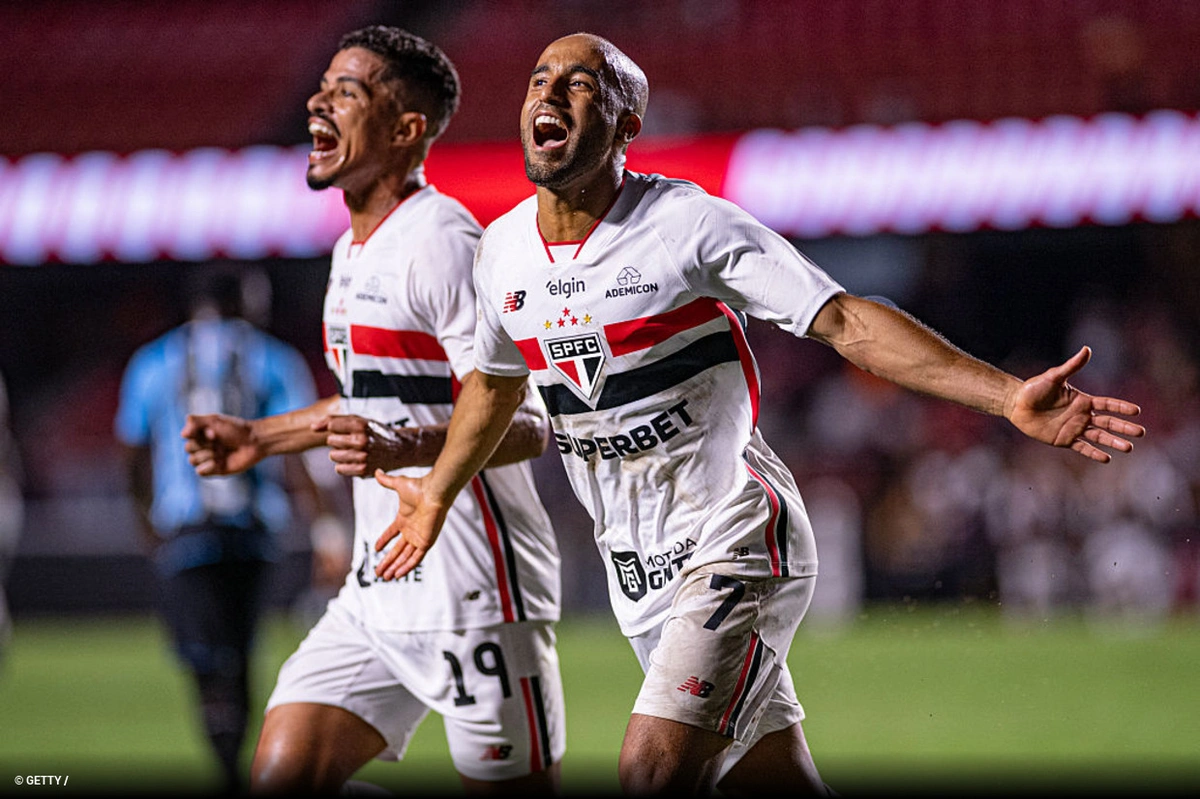 Lucas Moura marca de pênalti para abrir o placar no MorumBis