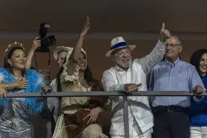 Lula assiste desfile da escola de samba Acadêmicos de Niterói, com o enredo "Lula, o operário do Brasil", na Marques de Sapucaí (Foto: Eduardo Anizelli)