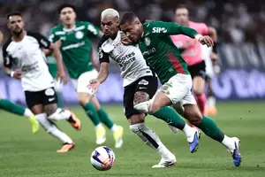 Matheuzinho e Vitor Roque disputam a bola em partida entre Corinthians e Palmeiras pelo Campeonato Paulista neste domingo (8), na Neo Química Arena (Foto: Marcello Zambrana/AGIF)