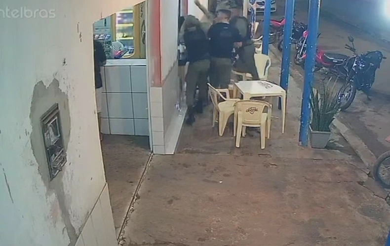 O empresário Edson Carvalho, dono de uma hamburgueria é agredido por policiais militares em Luzilândia