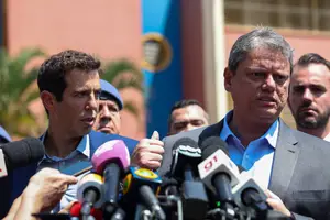 O governador Tarcísio de Freitas e o secretário de educação, Renato Feder (Foto: Danilo Verpa)