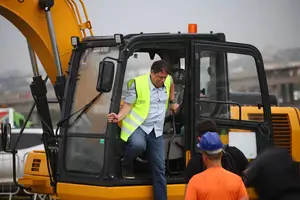 O governador Tarcísio de Freitas em retroescavadeira, durante evento sobre obras dos novos acessos da rodovia Ayrton Senna, em Itaquaquecetuba (Foto: Zanone Fraissat - 15.jan.26)