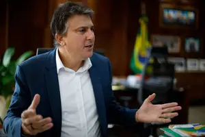 O ministro da Educação, Camilo Santana, concede entrevista à Folha em seu gabinete na Esplanada dos Ministérios (Foto: Pedro Ladeira)