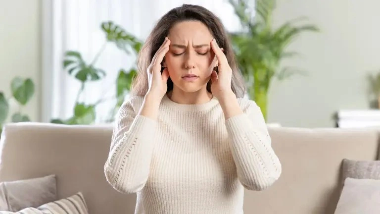 Oncologista alerta para o aumento de casos em pessoas com menos de 50 anos e afirma que sintomas sutis, como fadiga constante, mudanças intestinais e perda de peso sem explicação, não devem ser ignorados para garantir diagnóstico e tratamento precoces