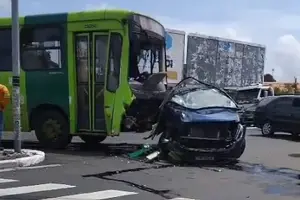 Ônibus colidiu com um carro no cruzamento da Avenida Miguel Rosa e a Rua Magalhães Filho, na zona Norte de Teresina (Foto: Redes Sociais)