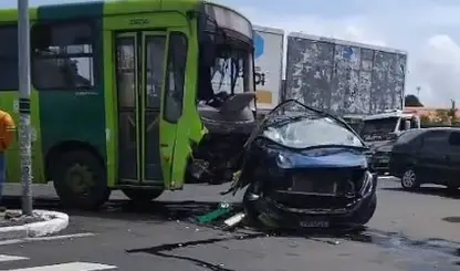 Batida entre ônibus e carro transforma cruzamento da Miguel Rosa em cenário de susto e congestionamento