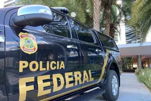 PF faz quatro mandados de busca e apreensão nos estados de São Paulo, Rio de Janeiro e Bahia ( viatura da Polícia Federal em um dos alvos ) (Foto: Polícia Federal)