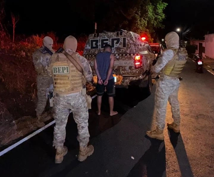 PM apreende arma e drogas durante patrulhamento em Água Branca