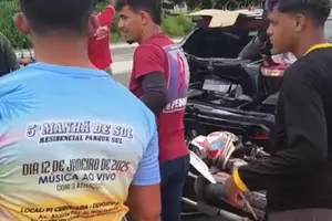 Policial fratura o maxilar ao bater moto na traseira de automóvel em Teresina (Foto: Redes Sociais)