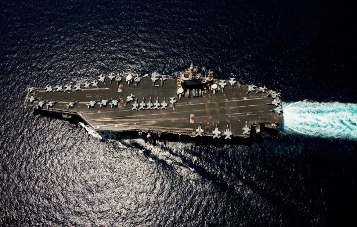 Porta-aviões USS Abraham Lincoln