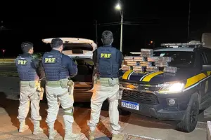 PRF prende motorista com 26 kg de cocaína em fundo falso de carro na BR-316 no PI (Foto: PRF)
