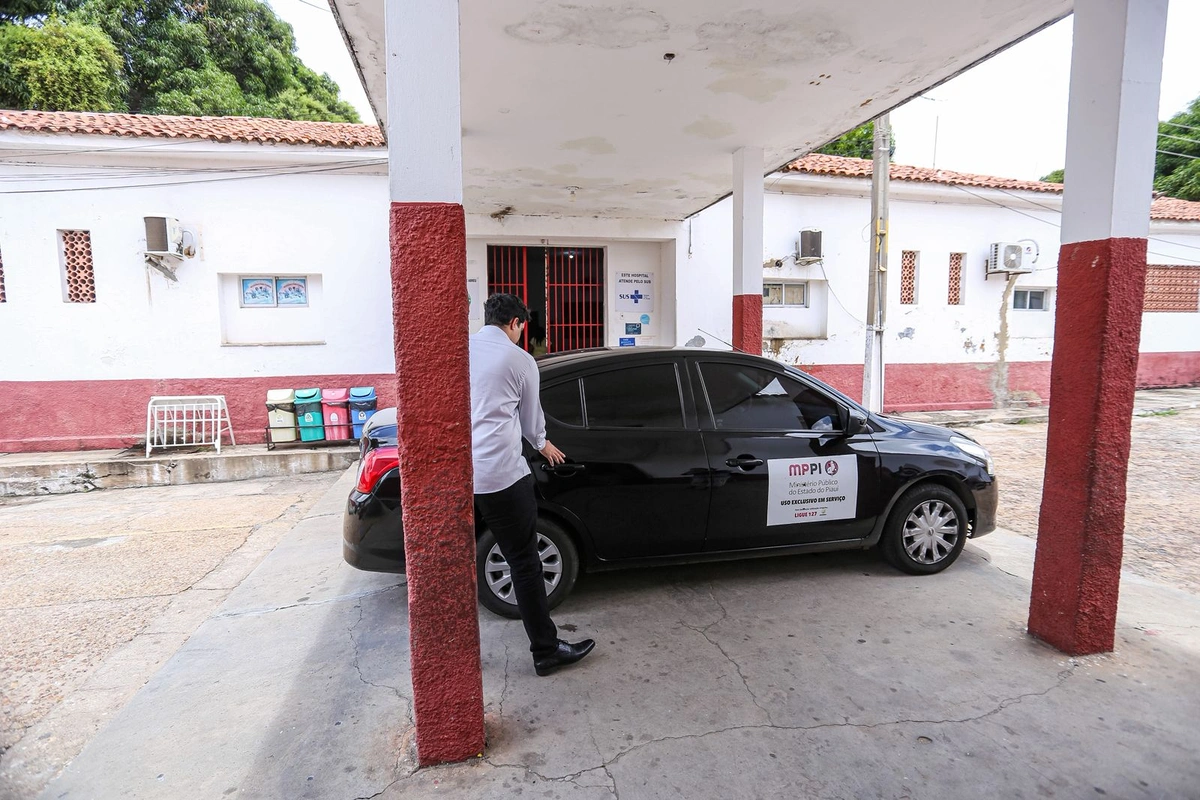 Promotora Débora Jeane Aragão, em visita ao Hospital Areolino de Abreu