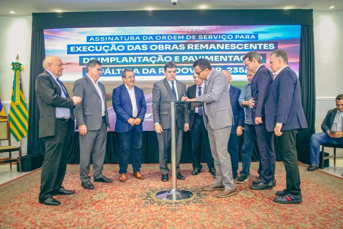 Rafael assina ordem de serviço da BR-235