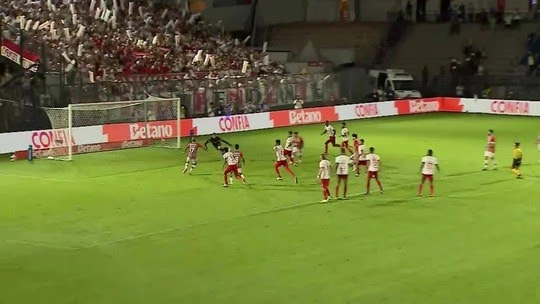 Segundo gol do São Paulo contra o Bragantino, marcado por Lucas Moura em bela jogada de cobrança de falta