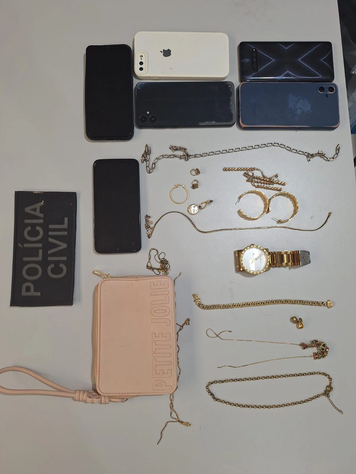 Suspeito de assaltar juiz em escola de música na zona Leste é preso (pertences de vitimas)