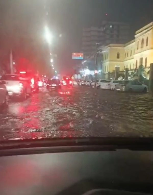 Temporal causa alagamentos e derruba árvore na Zona Leste de Teresina e provoa transtorno centro