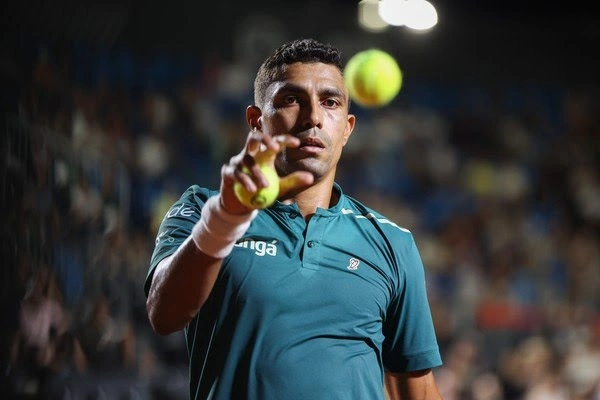 Thiago Monteiro em ação contra João Fonseca, no Rio Open