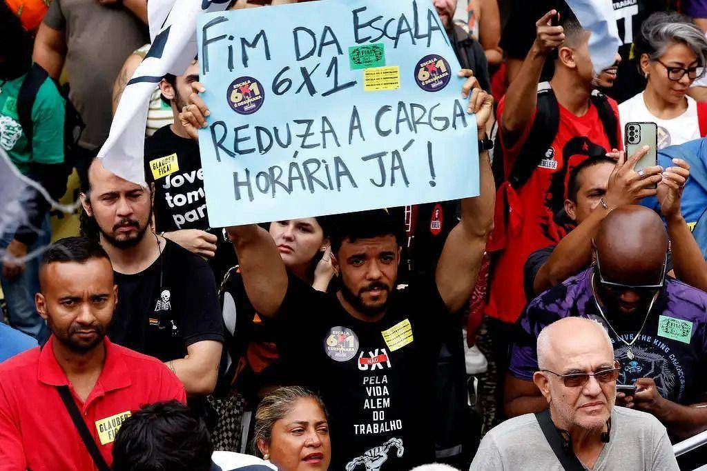 Trabalhadores fazem manifestação no Rio pelo fim da jornada de trabalho 6x1