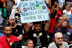Trabalhadores fazem manifestação no Rio pelo fim da jornada de trabalho 6x1 (Foto: Tânia Rêgo - 6.fev.2026/Agência Brasil)