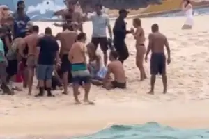 Um homem e uma mulher morreram após a queda de uma asa-delta no mar da praia de São Conrado, no Rio de Janeiro (Foto: Reprodução)