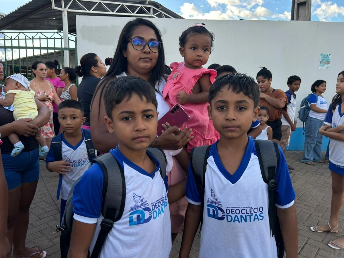 Uma das mães prejudicadas é Andressa Carvalho, de 31 anos, mãe de três crianças. Dois dos filhos, gêmeos de 9 anos, estudam na escola. A terceira é uma bebê de apenas 10 meses, que apresenta problemas respiratórios.