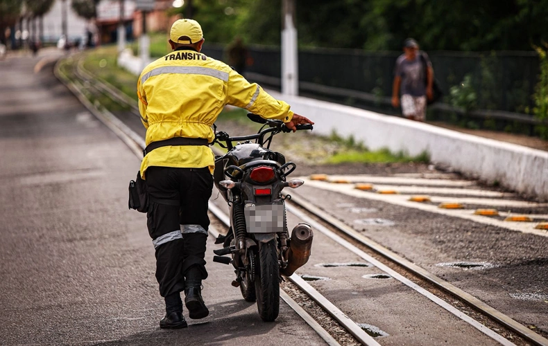 Universitária morre ao cair de moto na Ponte Metálica; ia para vaga de emprego
