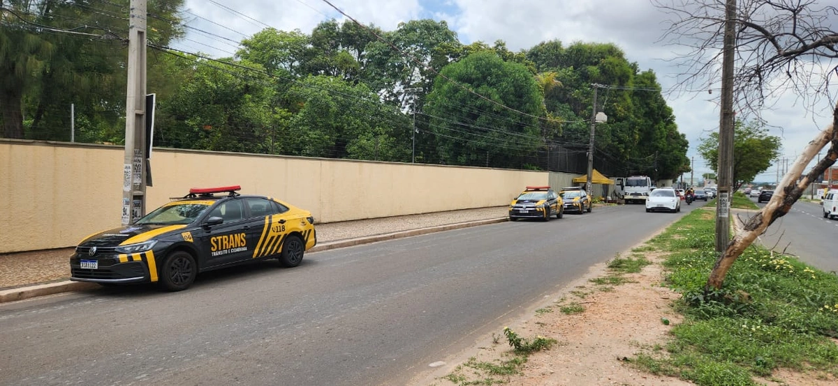 Viaturas da STRANS de mais em um mesmo local dando apoio a uma blitz