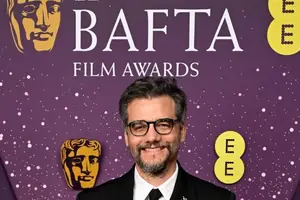 Wagner Moura no tapete vermelho do Bafta (Foto: Reprodução | Variety/X)