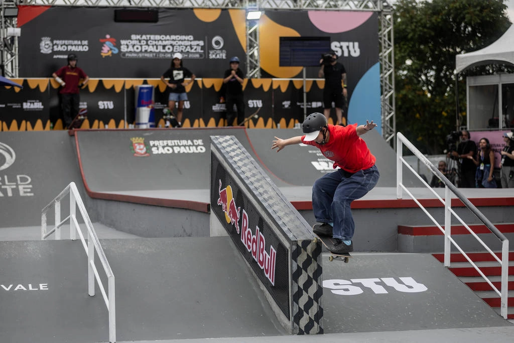 A japonesa Ibuki Matsumoto realiza manobra durante a final do Mundial de Skate, em São Paulo