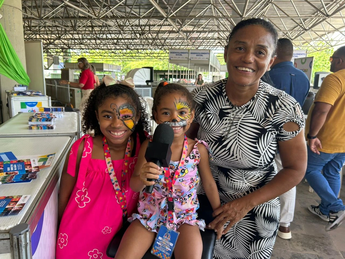 Ângela Maria e as sobrinhas Rayanne Sophie e Anny Rebeca