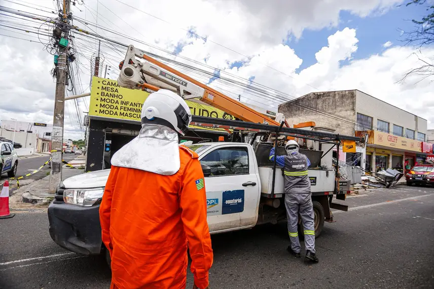 Bombeiros atuam no desabamento de lojas no Dirceu em Teresina