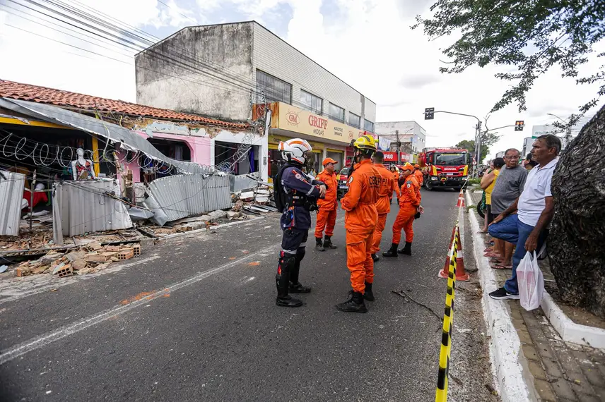 Bombeiros atuam no desabamento de lojas no Dirceu em Teresina