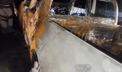 Carro queimado reforça suspeita de execução