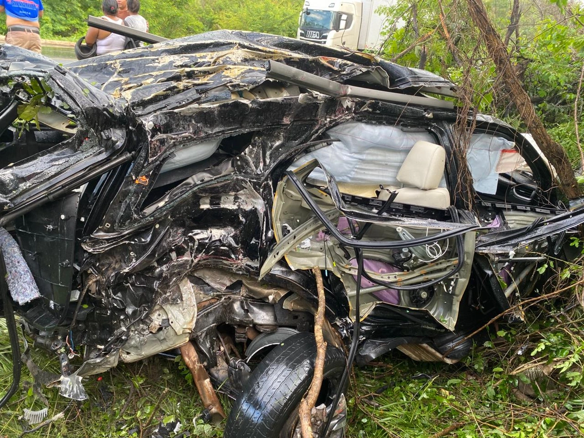 Carro do empresário Francisco Vinicius de Sousa Soares completamente destruído